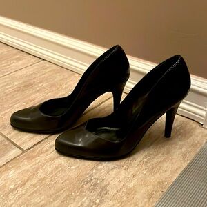 Army green parent genuine leather Nine West Pump gently worn.